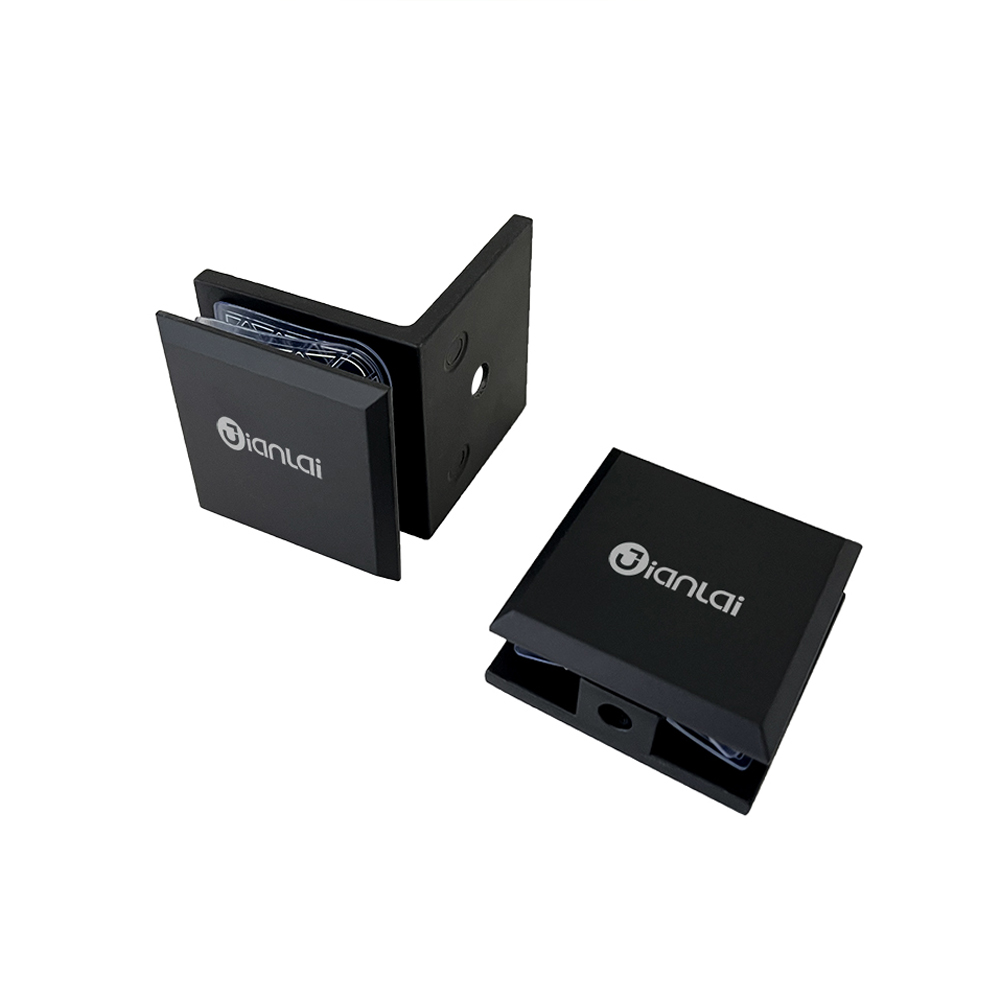 Aplicações de diferentes tipos de braçadeiras de vidro em box de chuveiro